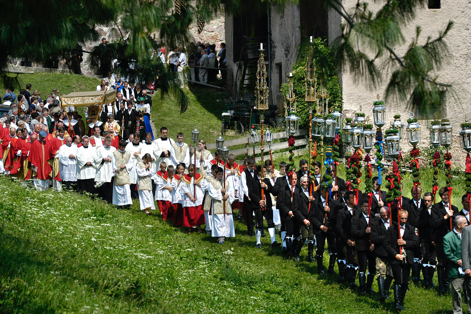 Kastelruther Trachten bei Prozession