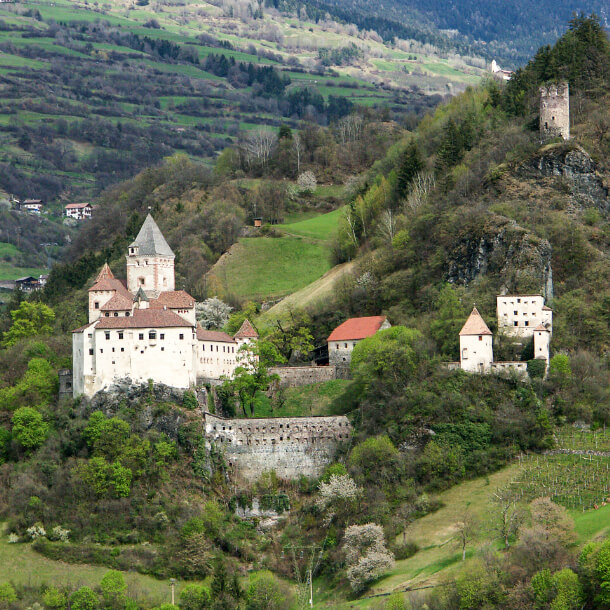 Mittelalterliche Burg am Rande von Kastelruth